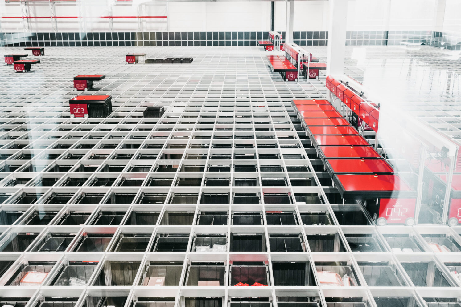 Sistema automatizado de almacenamiento con robots operando en un almacén sostenible AutoStore.